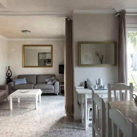 50m Dal Mare Incantevole + Piscina Apartament *